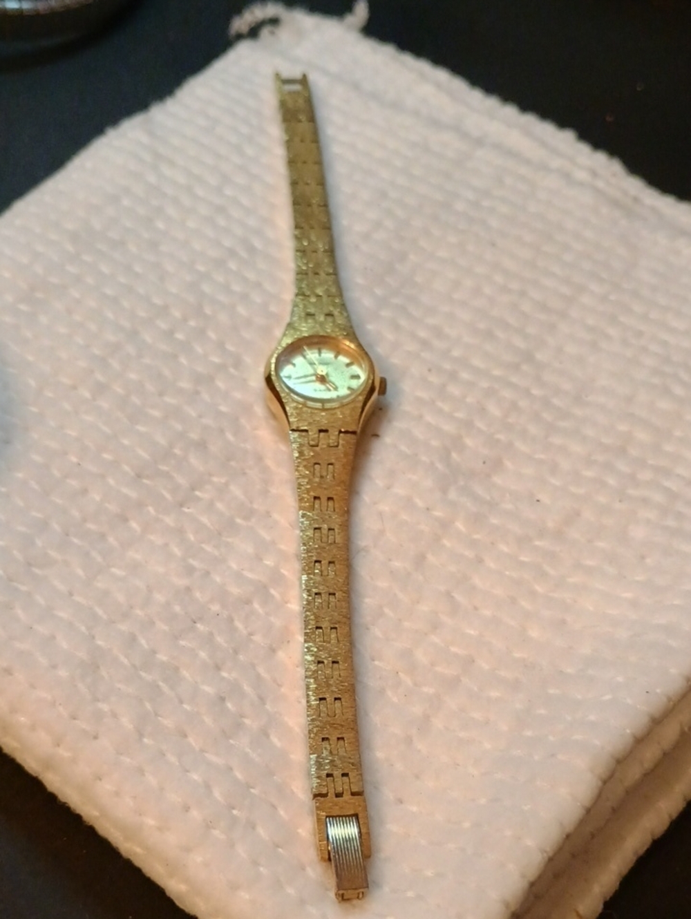 Vintage Waltham Gold Tone Quartz Women's Watch Textured Mesh Band